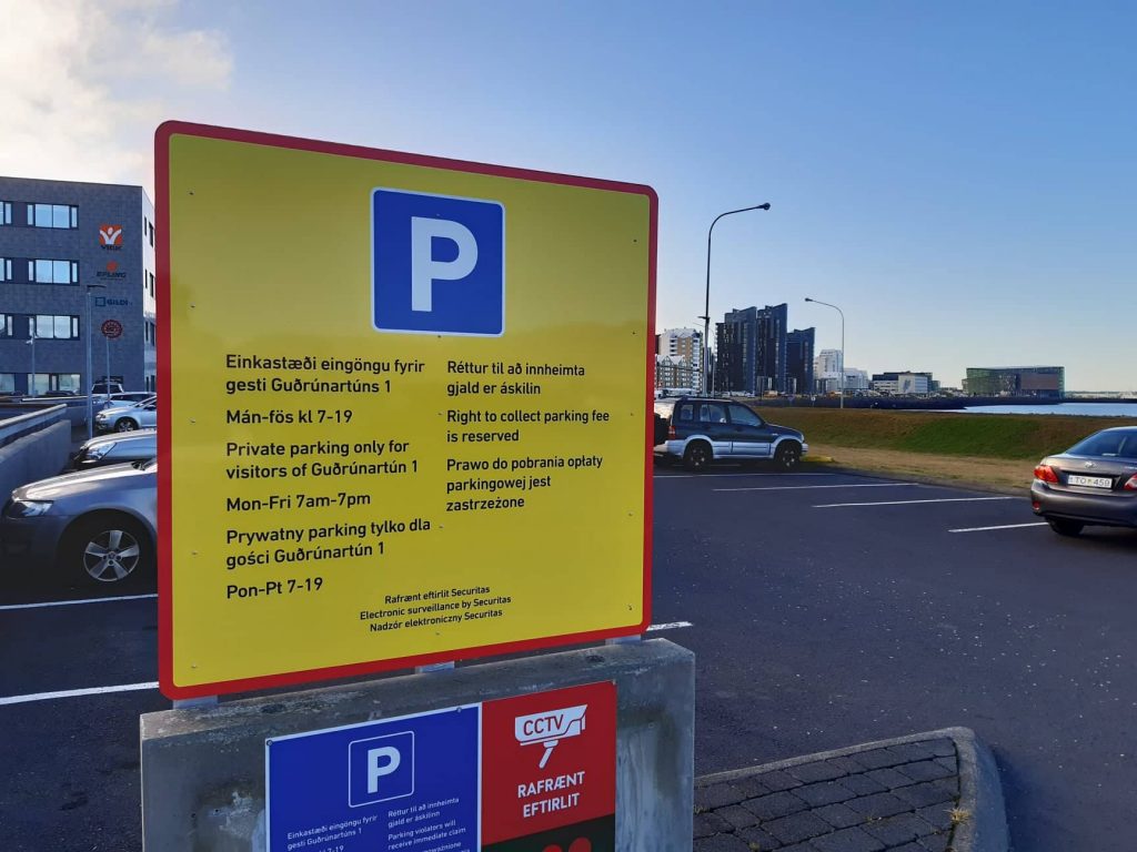 Bílastæði gjaldfrjáls eingöngu fyrir gesti Guðrúnartúns 1