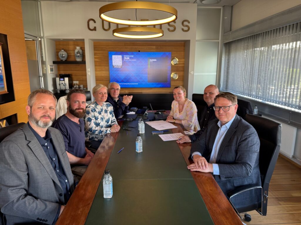 Nýr sérkjarasamningur hafnarverkamanna hjá Eimskipum undirritaður